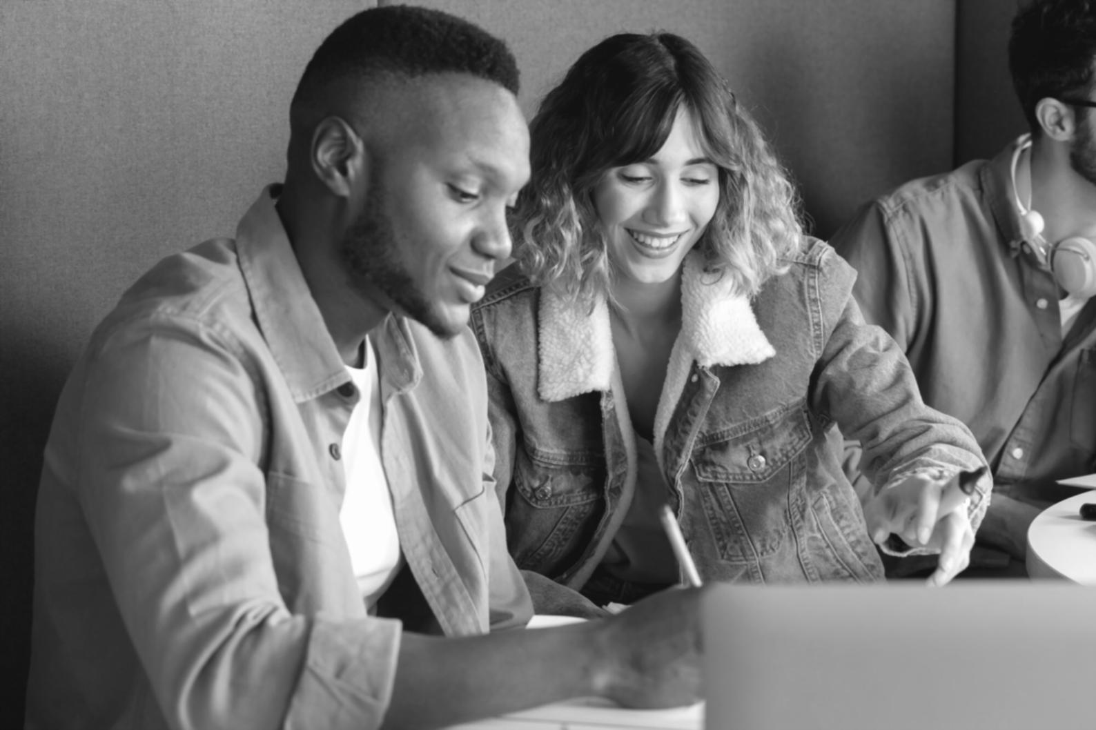 Professionnel analysant des données financières
